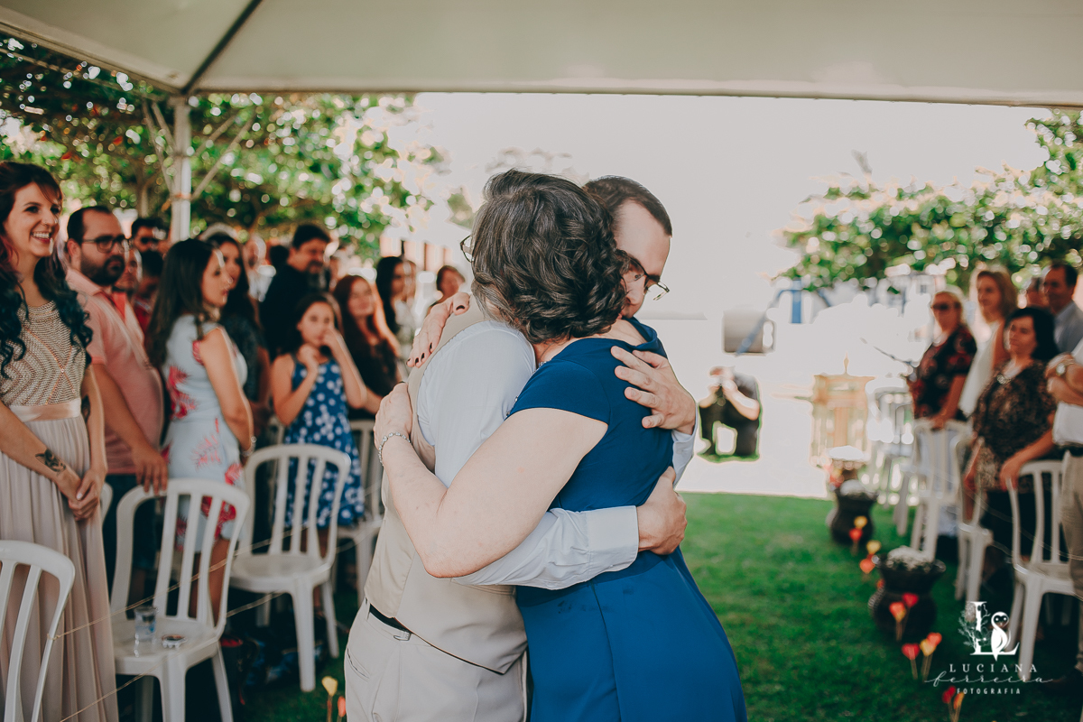 Casamento no campo com decoração rústica e artesanal
