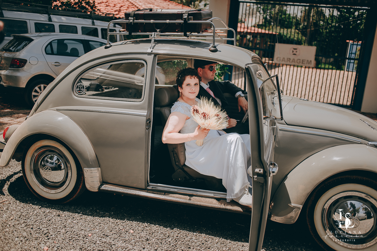 Noiva chegando de fusca no casamento