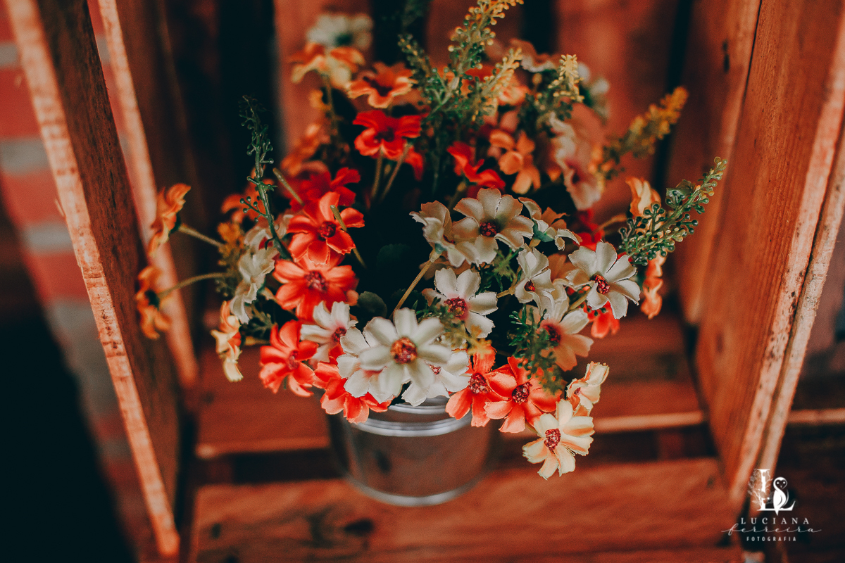 Casamento no campo com decoração rústica e artesanal