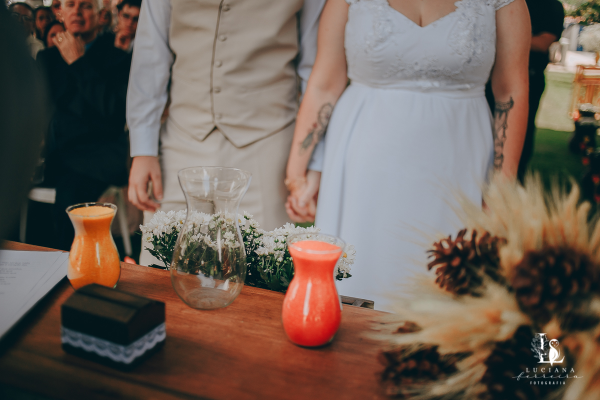 Casamento no campo com decoração rústica e artesanal
