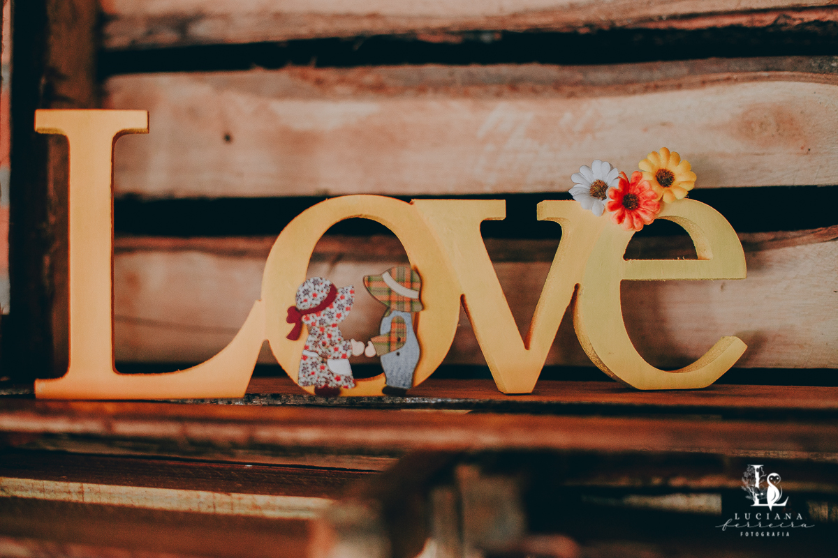 Casamento no campo com decoração rústica e artesanal