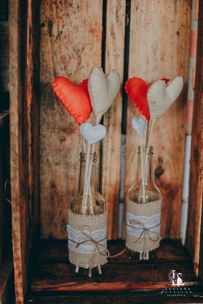 Casamento no campo com decoração rústica e artesanal