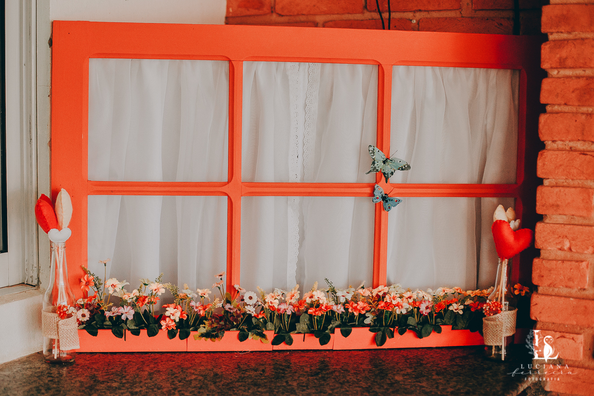 Casamento no campo com decoração rústica e artesanal