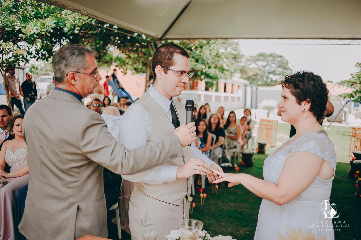 Casamento no campo com decoração rústica e artesanal