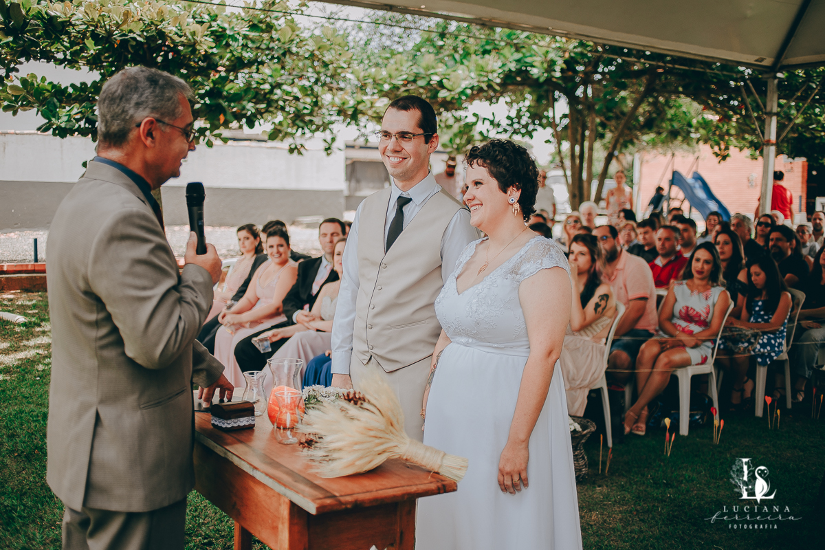 Casamento no campo com decoração rústica e artesanal