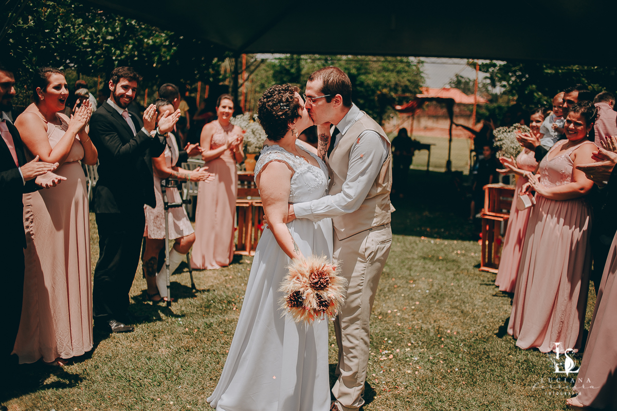 Casamento no campo com decoração rústica e artesanal