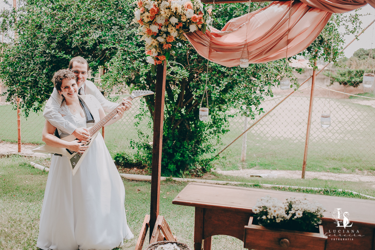 Casamento no campo com decoração rústica e artesanal