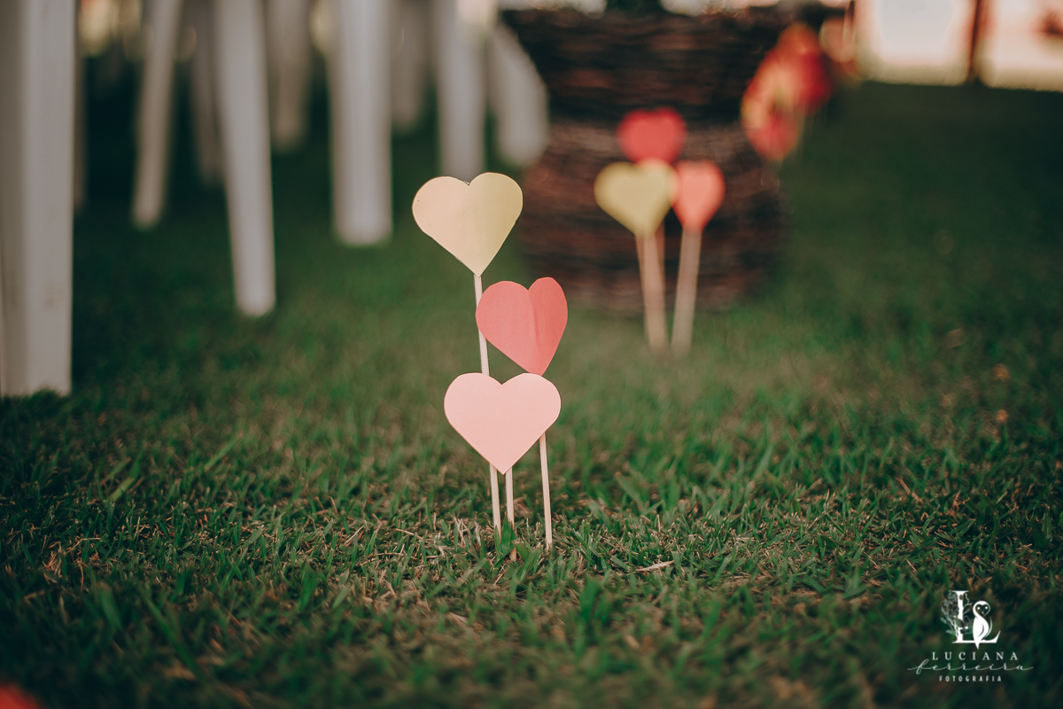 Casamento no campo com decoração rústica e artesanal