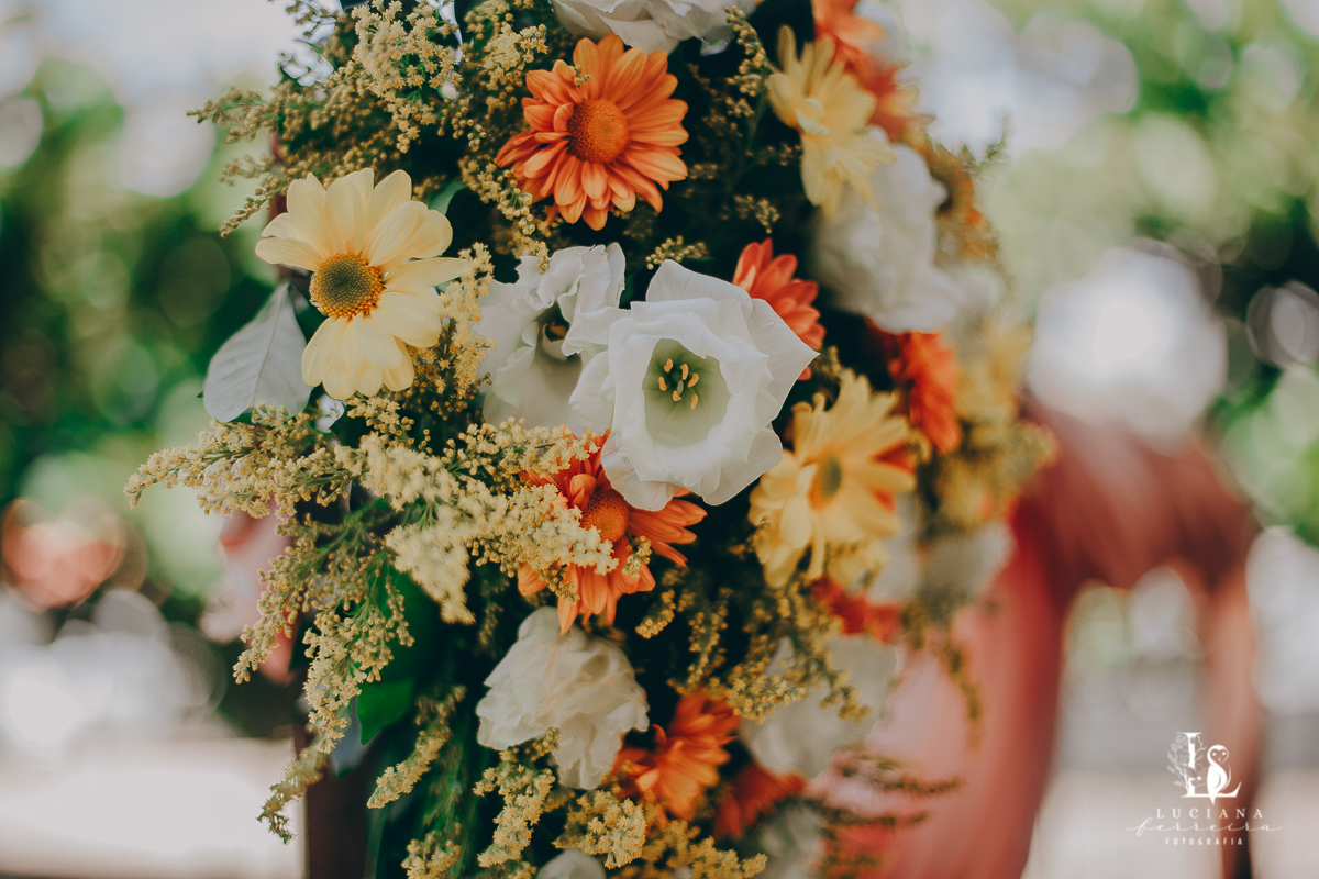 Casamento no campo com decoração rústica e artesanal
