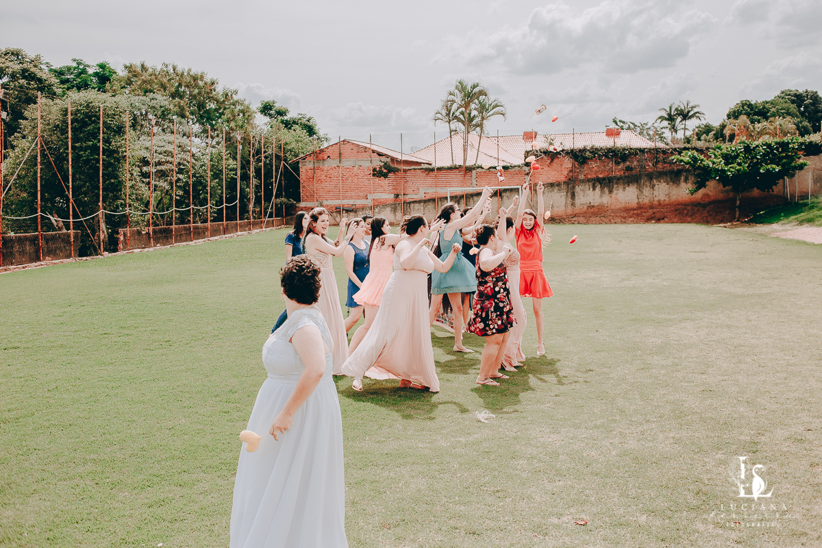 Casamento no campo com decoração rústica e artesanal