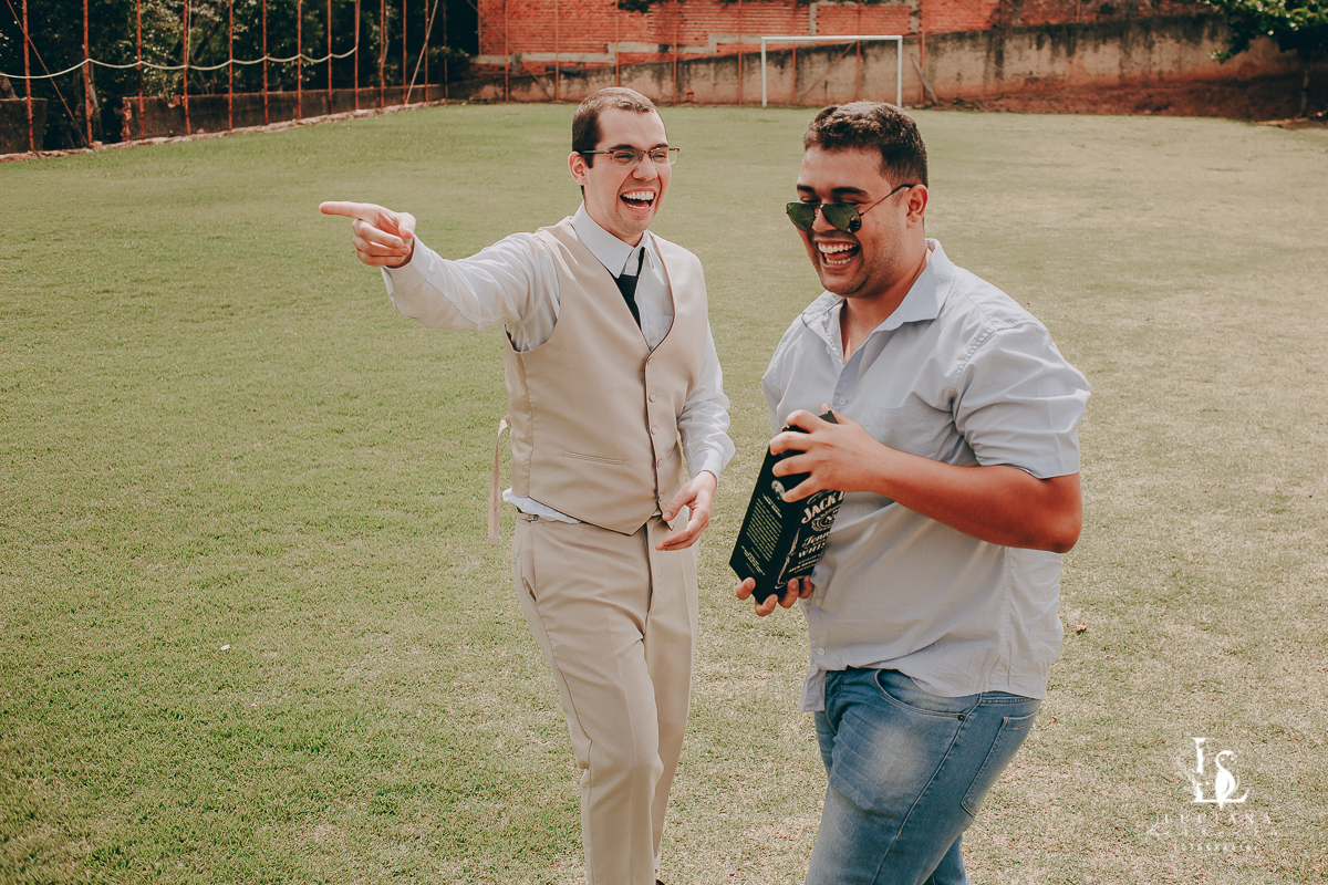 Casamento no campo com decoração rústica e artesanal