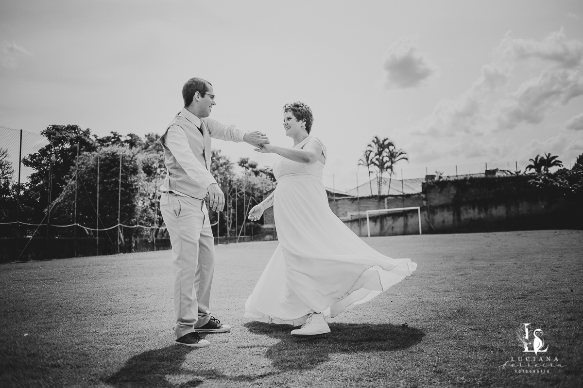 Casamento no campo com decoração rústica e artesanal
