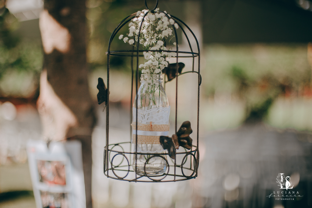 Casamento no campo com decoração rústica e artesanal