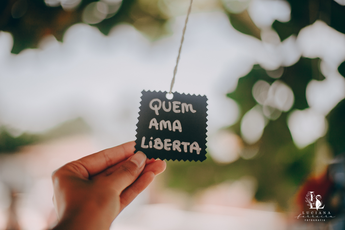 Casamento no campo com decoração rústica e artesanal