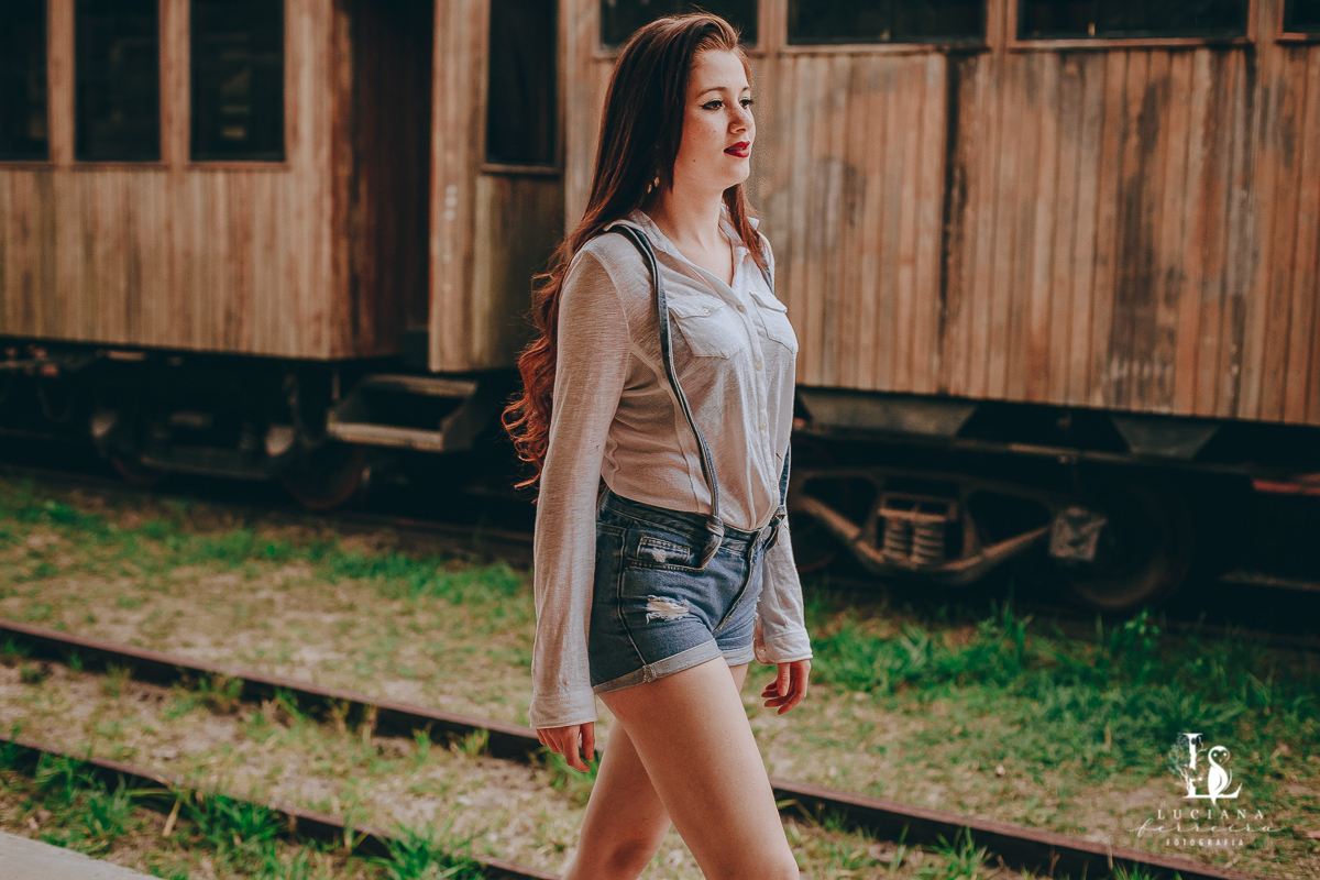 Ensaio feminino na Estação de São Roque. Ruiva.