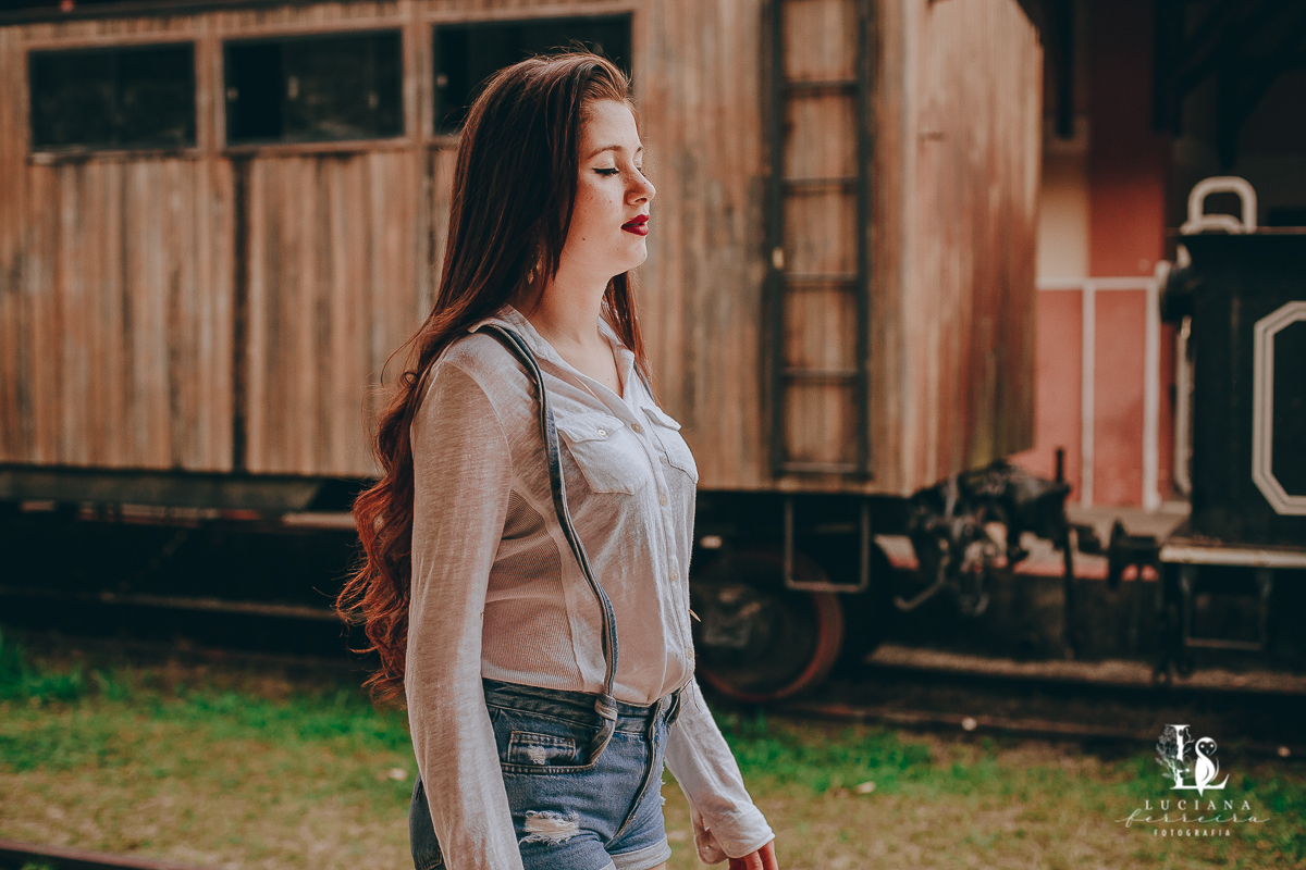 Ensaio feminino na Estação de São Roque. Ruiva.