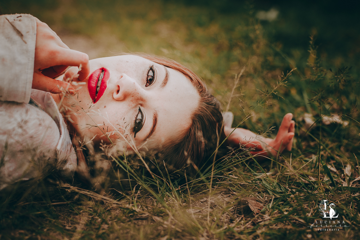Ensaio feminino na Estação de São Roque. Ruiva.