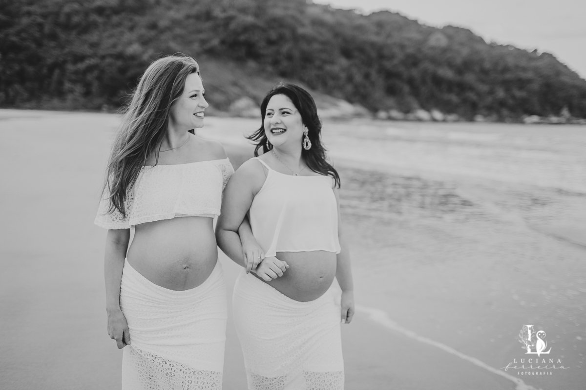Amigas grávidas. Ensaio gestante na praia.