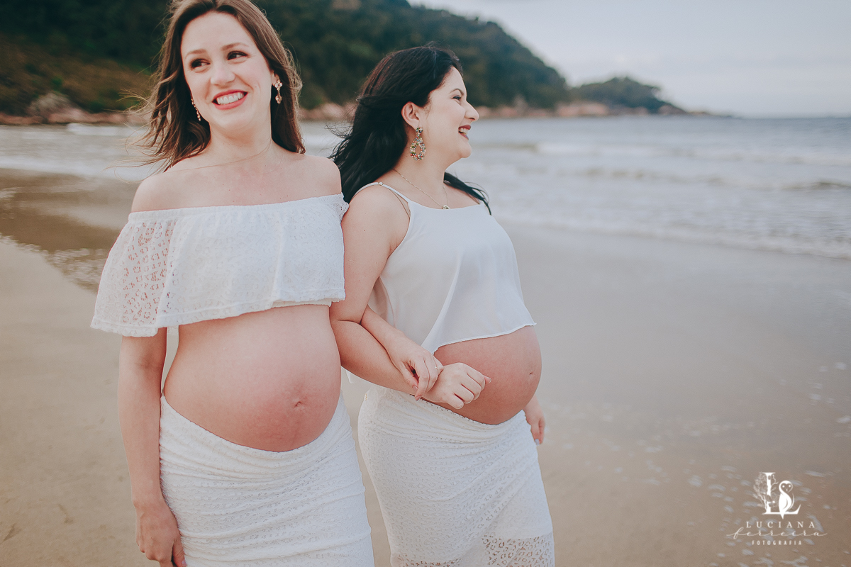 Amigas grávidas. Ensaio gestante na praia.
