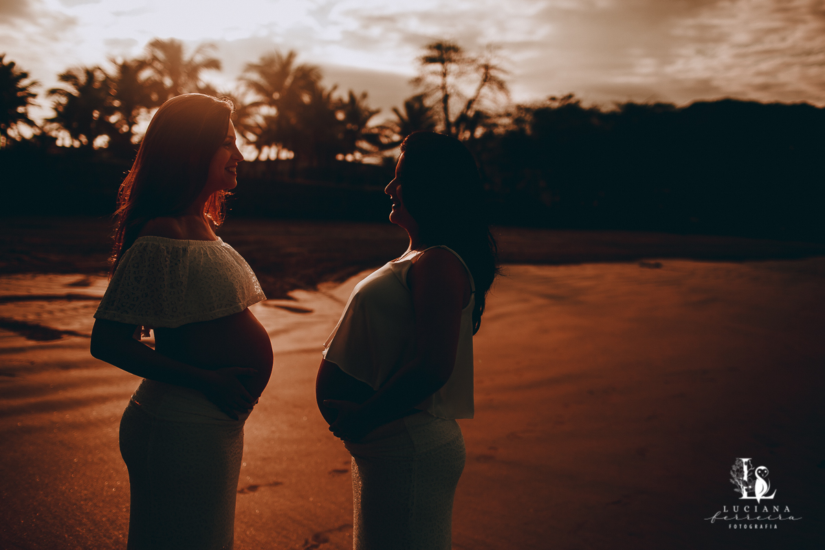 Amigas grávidas. Ensaio gestante na praia.