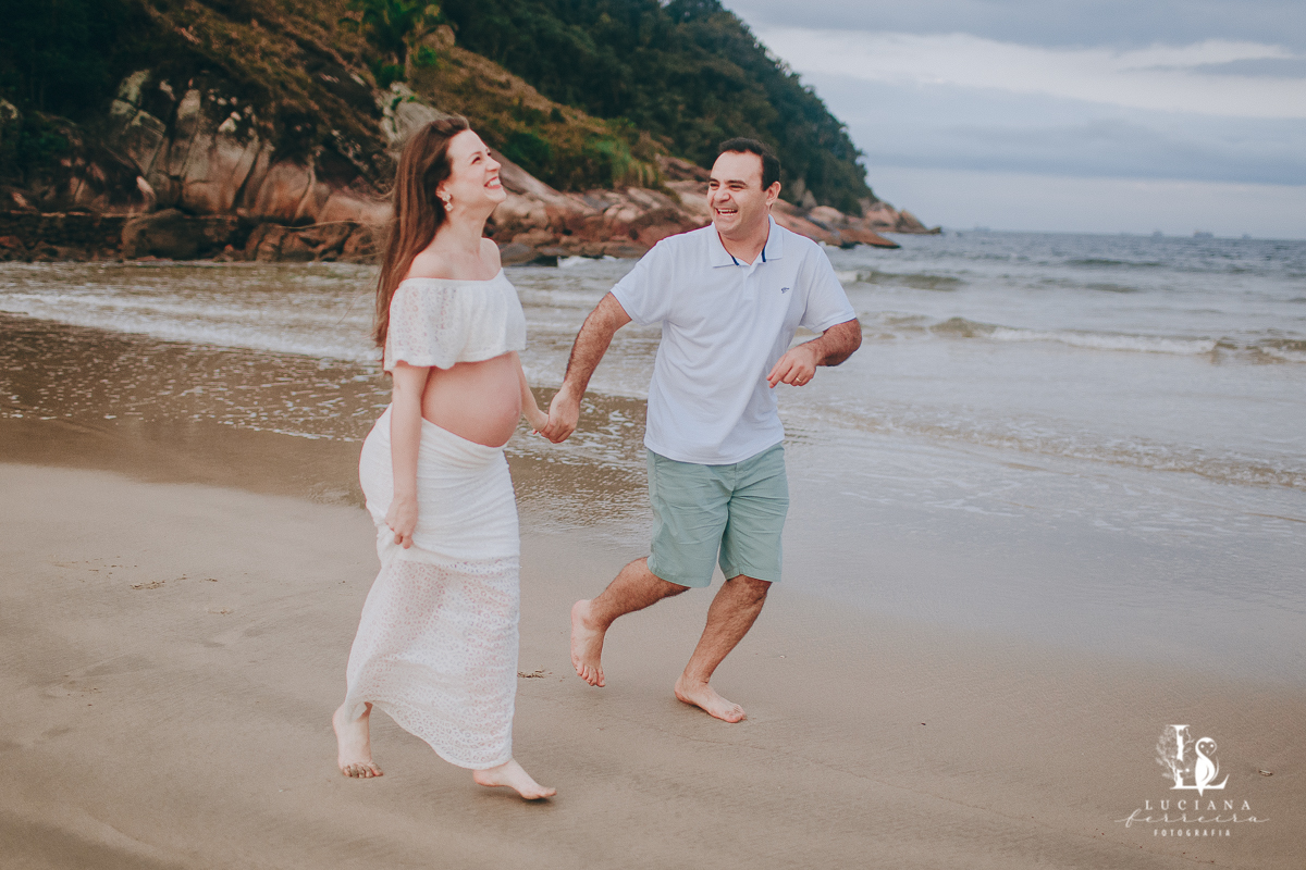 Amigas grávidas. Ensaio gestante na praia.