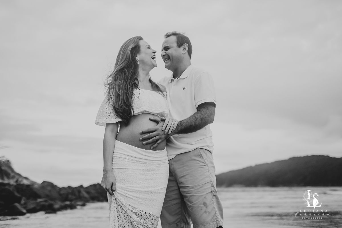 Amigas grávidas. Ensaio gestante na praia.