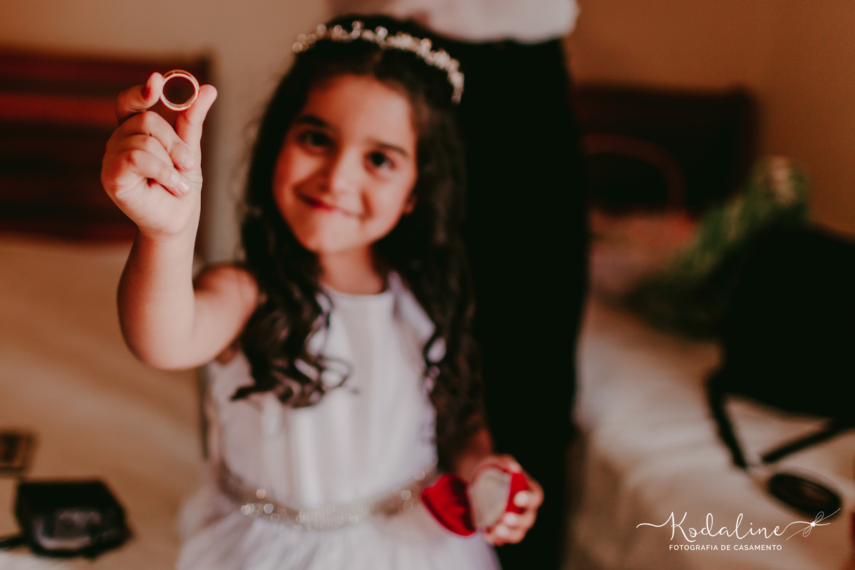 Crianças em casamento. Aliança de casamento