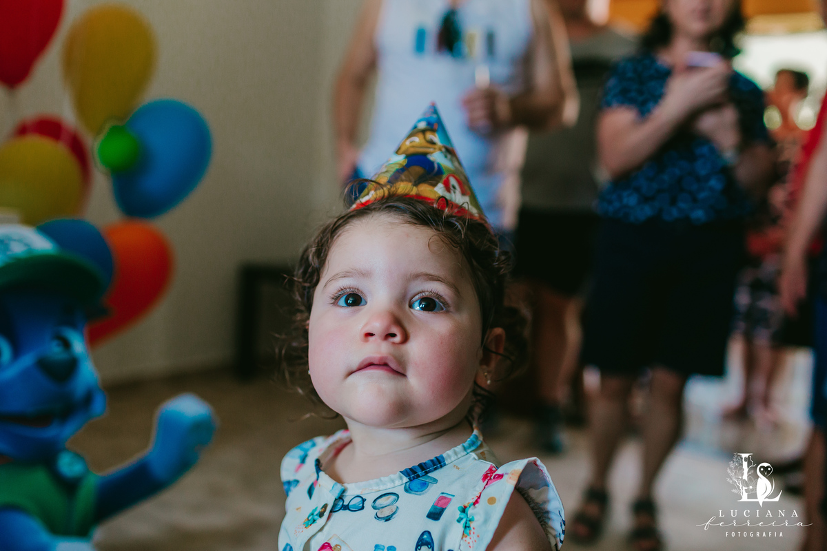Menina com chapeuzinho de Aniversário