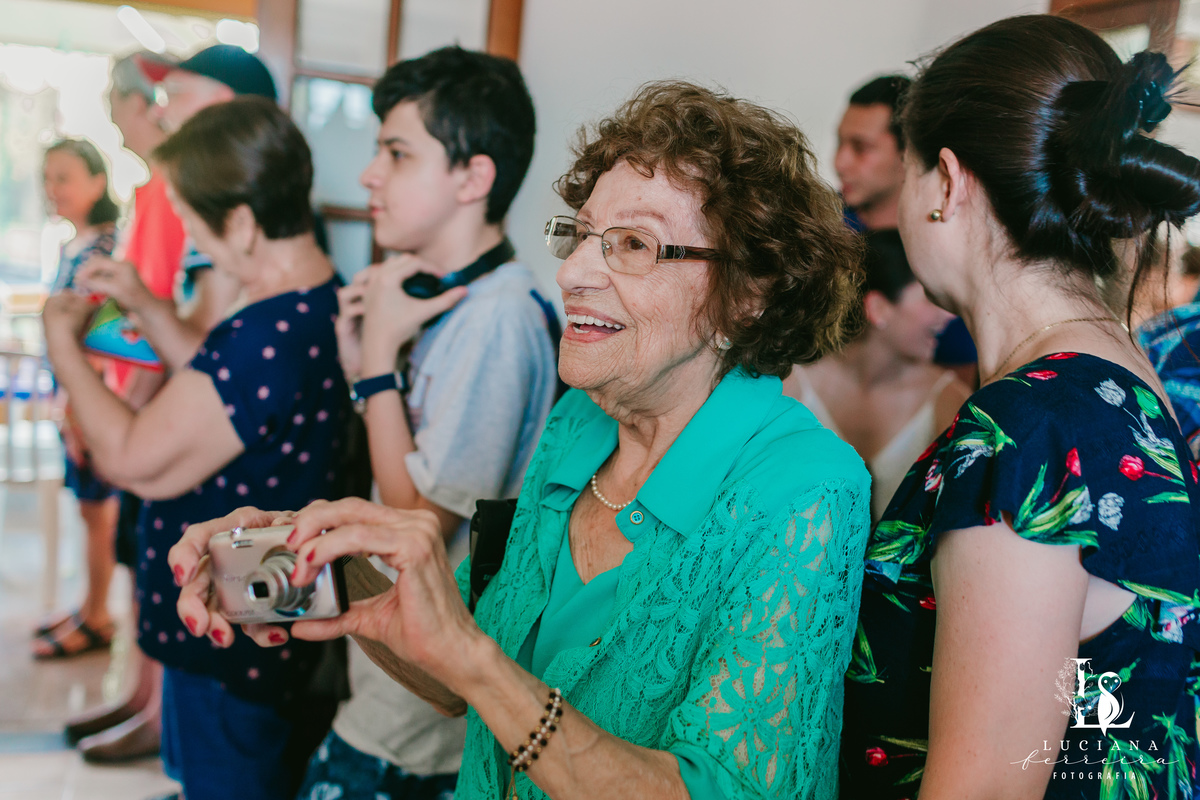 Mulher sorrindo com câmera