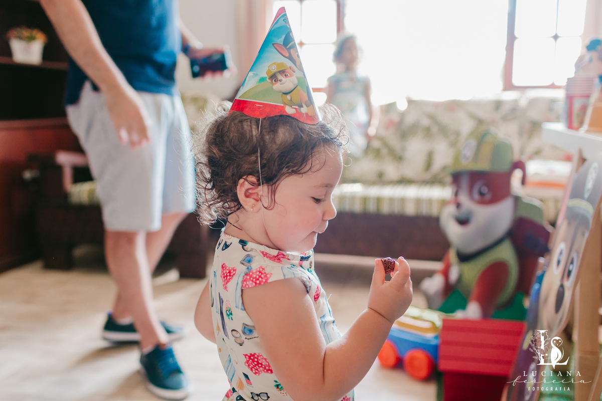 Menina comendo brigadeiro