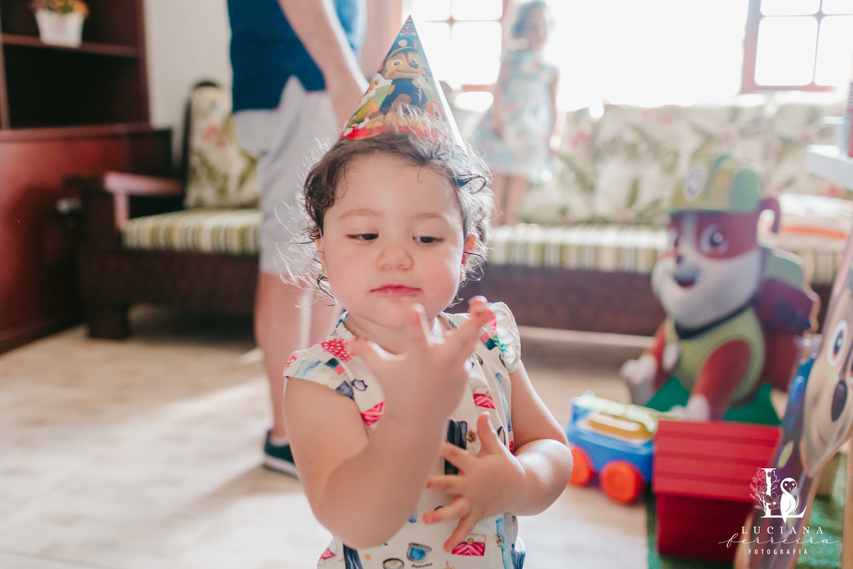 Menina comendo brigadeiro