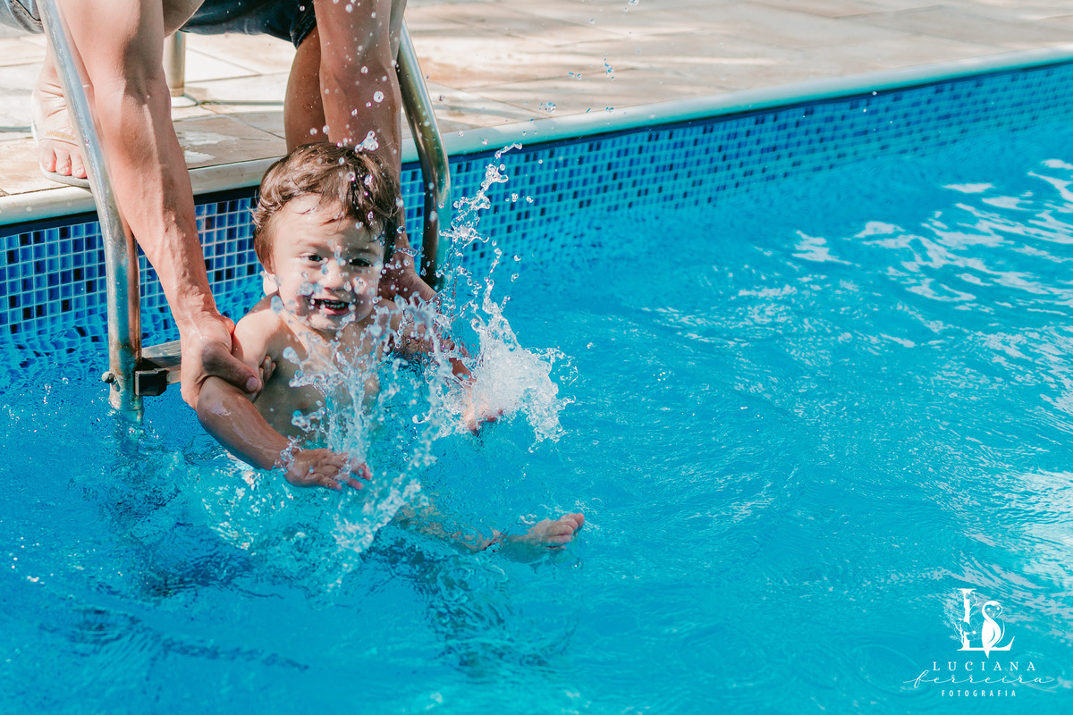 Criança na piscina