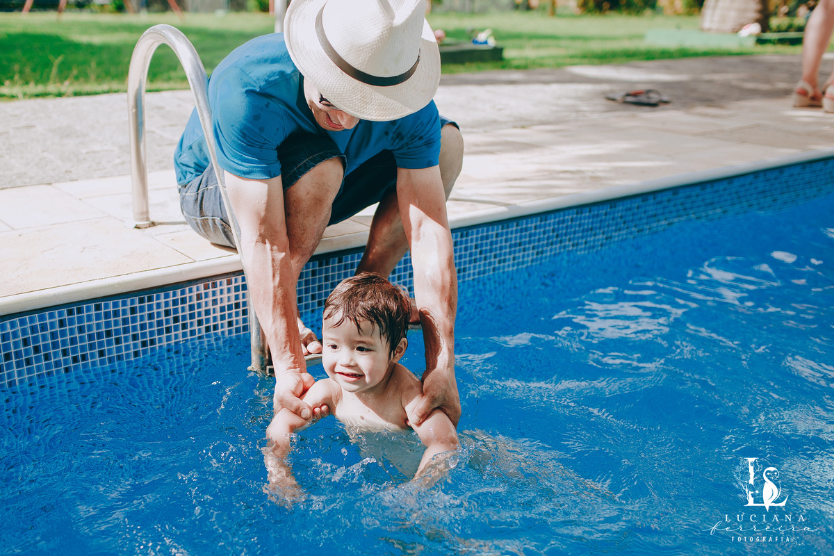 Criança na piscina