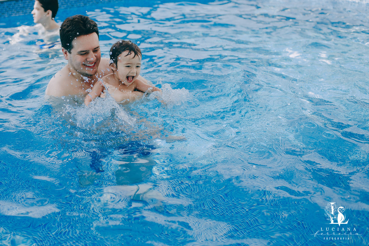 Criança na piscina