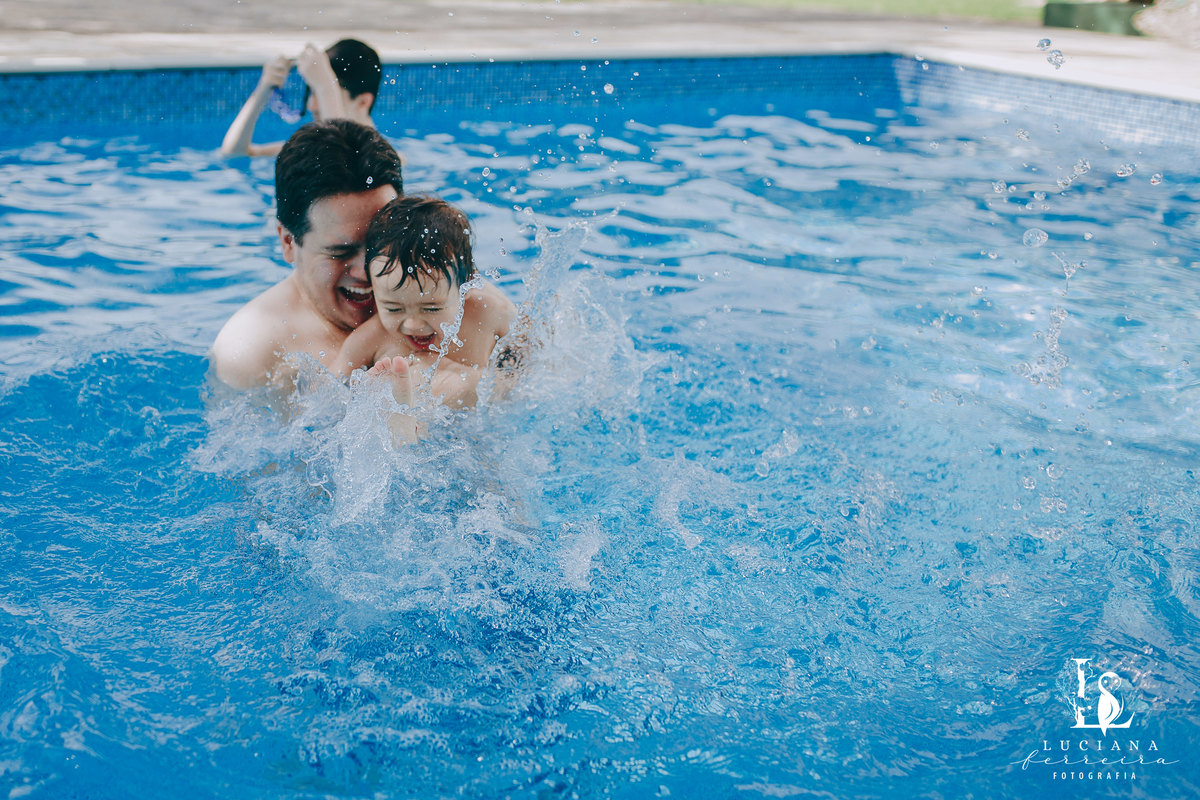 Criança na piscina