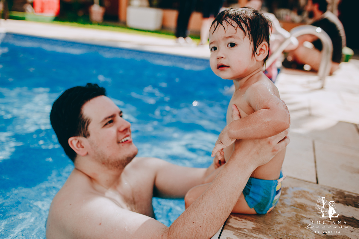 Criança na piscina