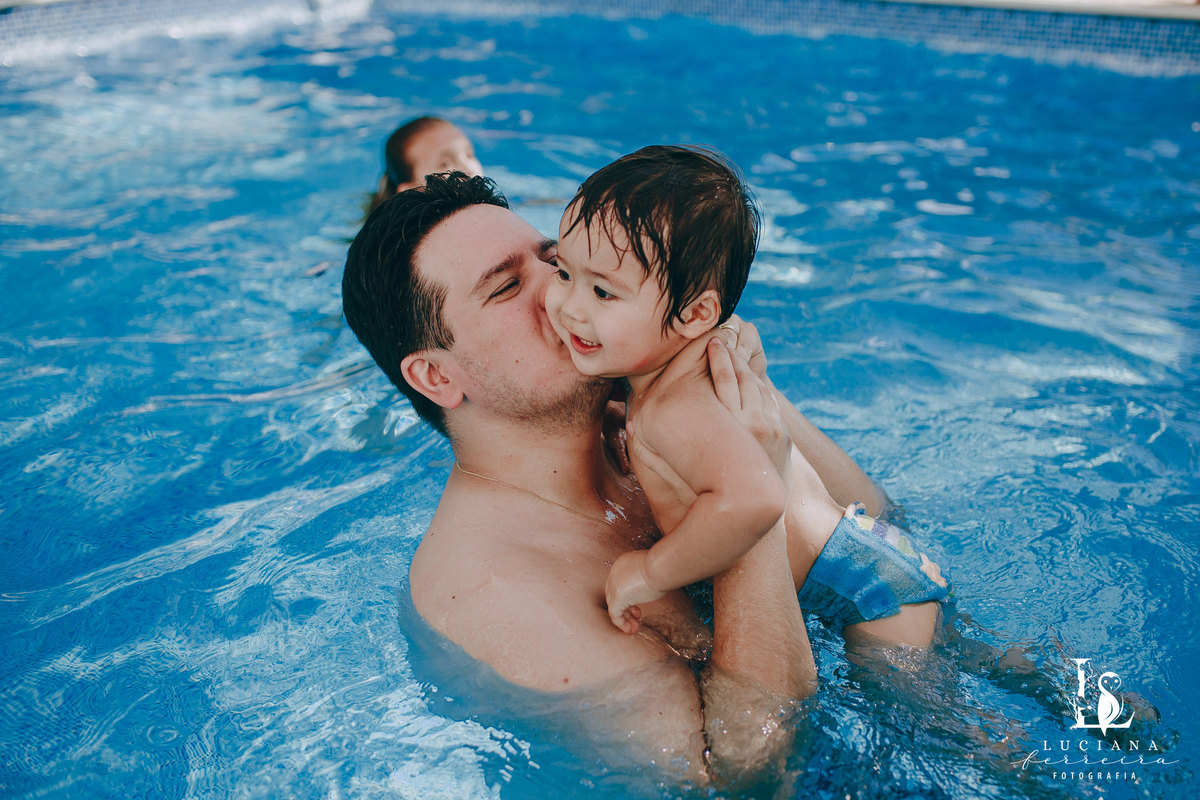Criança na piscina