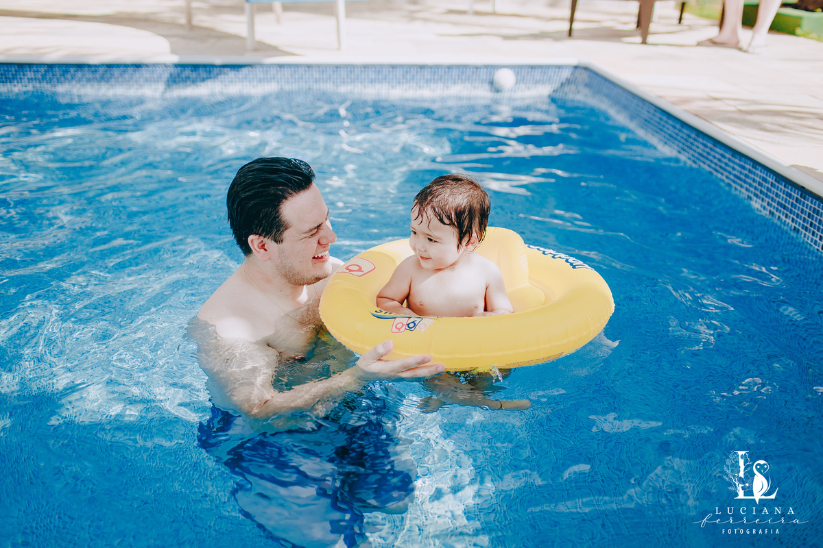 Criança na piscina