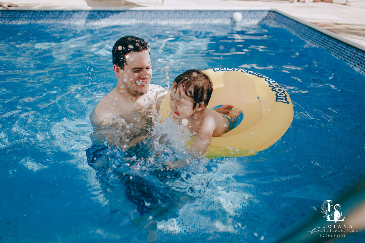 Criança na piscina