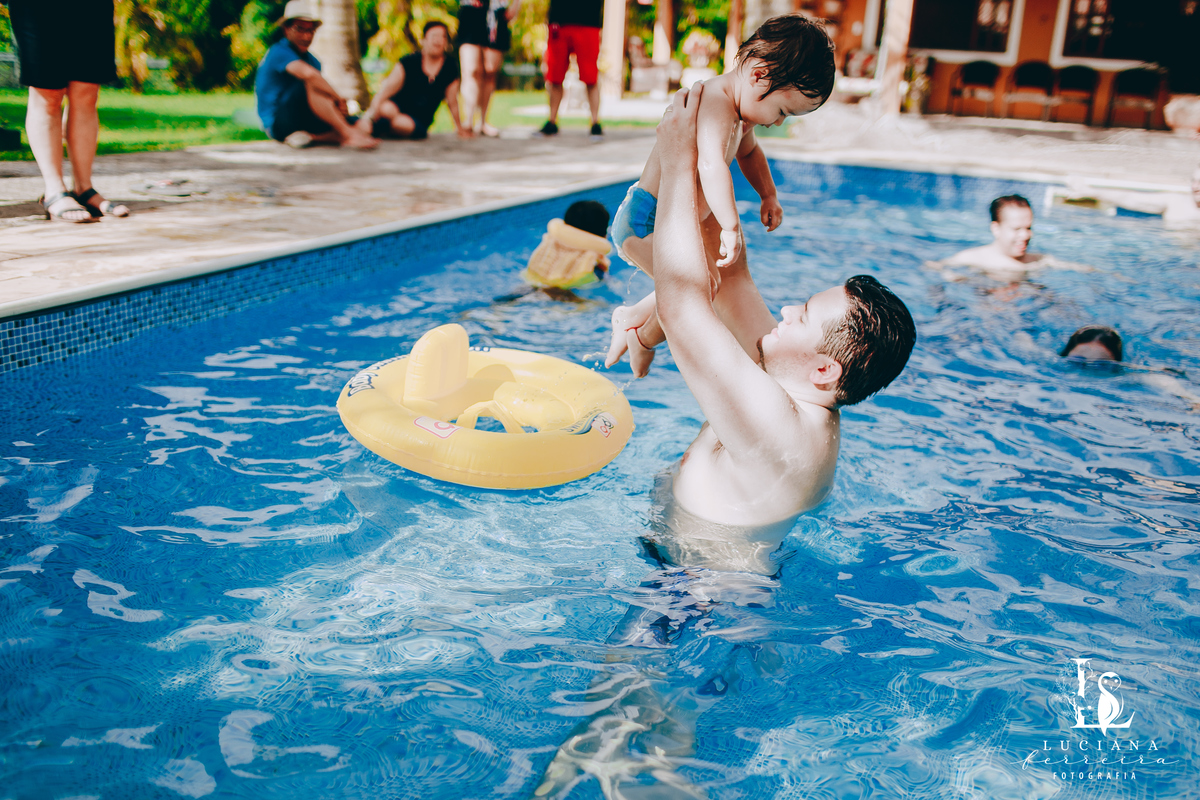 Criança na piscina