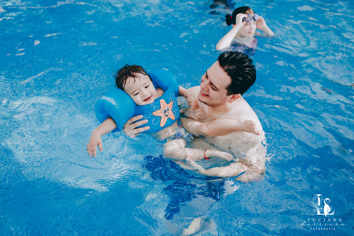 Criança na piscina