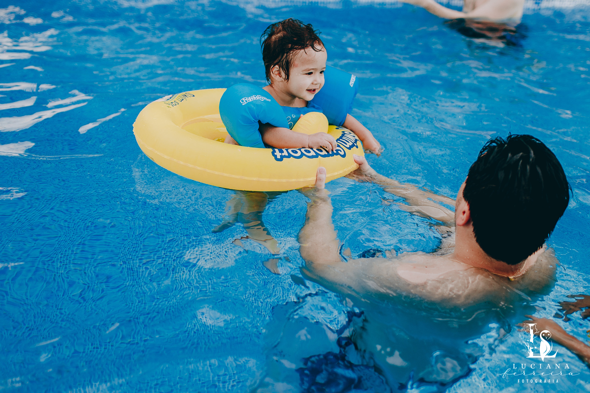 Criança na piscina