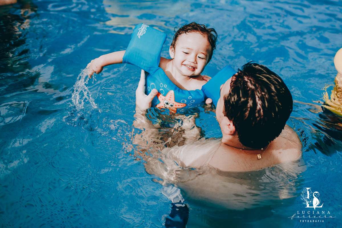 Criança na piscina