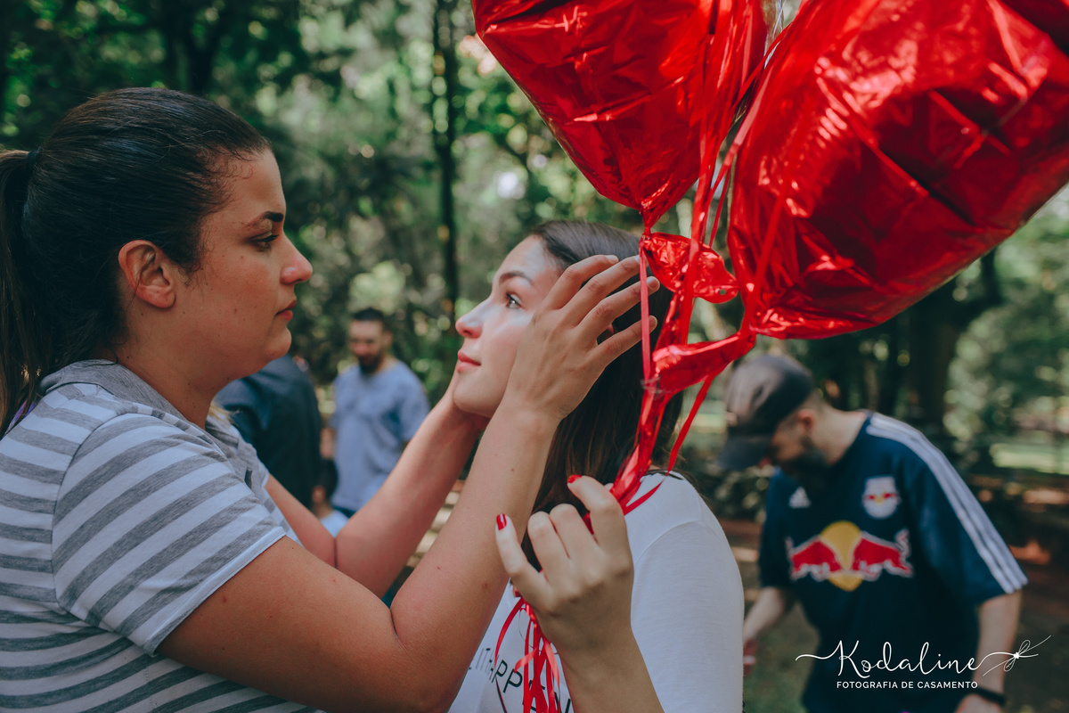 Pedido de noivado surpresa no Parque Ibirapuera em São Paulo. Noivado Surpresa. Save The Date. Noivos emocionados. Pedido de Casamento Lindo. Noiva 2019
