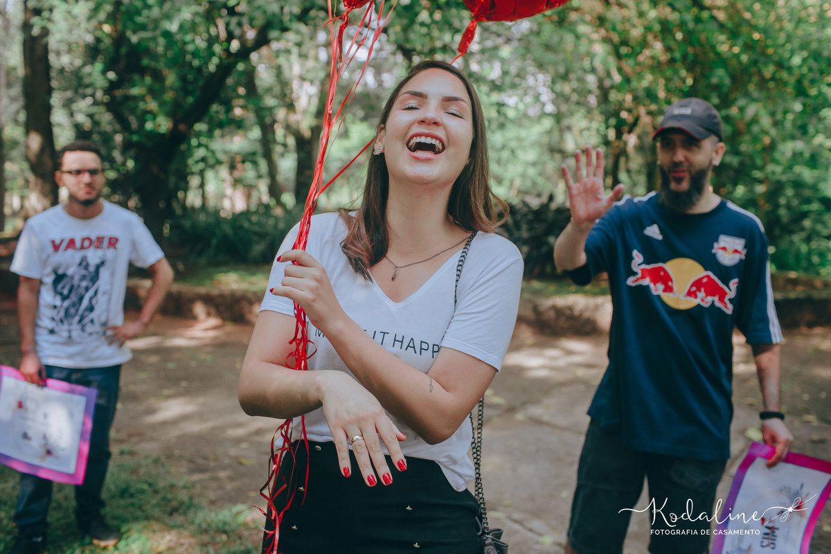 Pedido de noivado surpresa no Parque Ibirapuera em São Paulo. Noivado Surpresa. Save The Date. Noivos emocionados. Pedido de Casamento Lindo. Noiva 2019