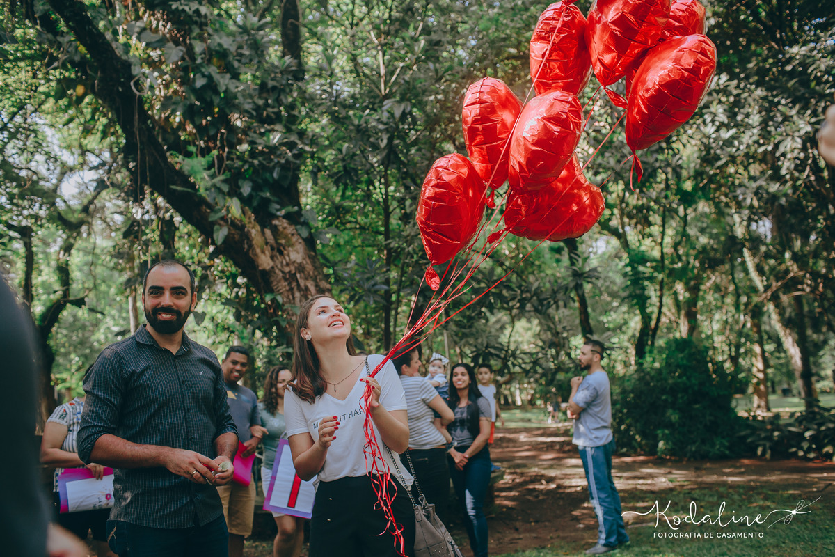 Pedido de noivado surpresa no Parque Ibirapuera em São Paulo. Noivado Surpresa. Save The Date. Noivos emocionados. Pedido de Casamento Lindo. Noiva 2019