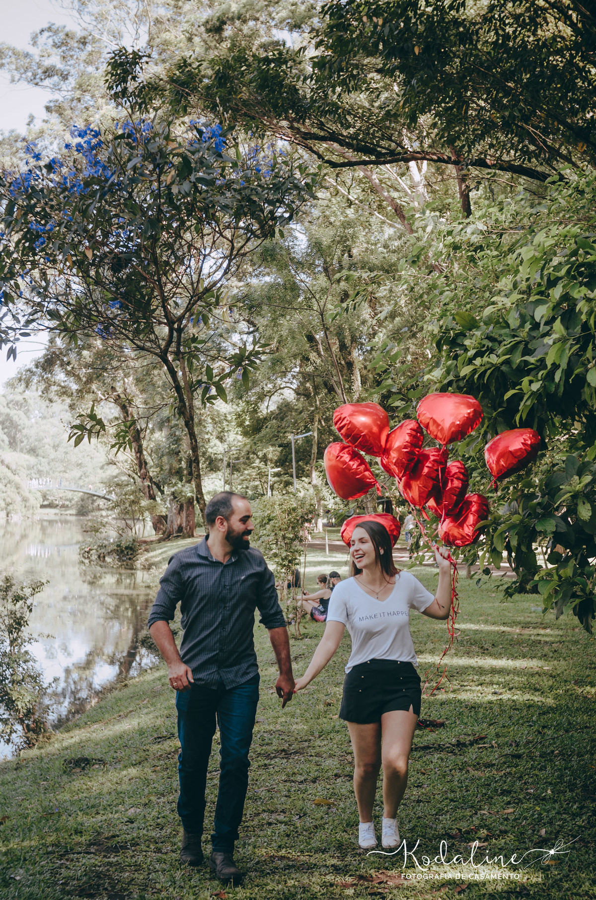 Noivos em ensaio externo com balões de coração