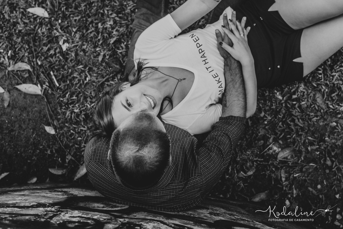 Noiva deitada no colo do noivo