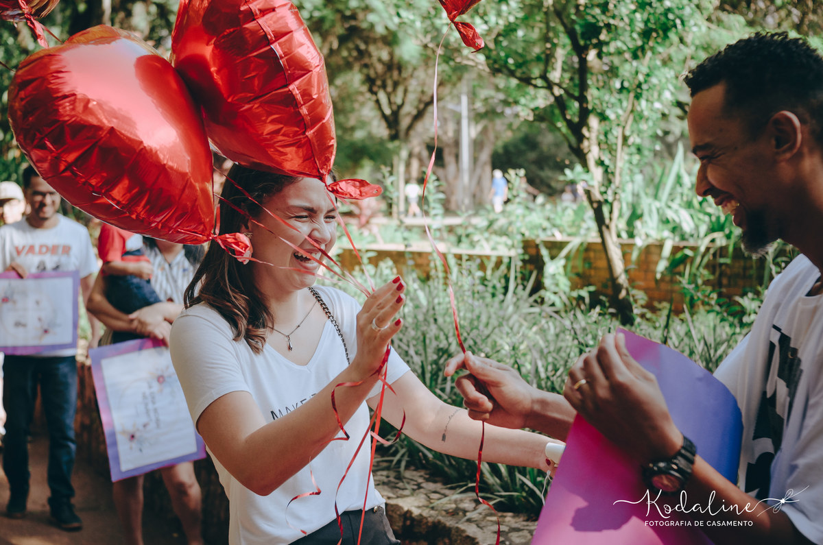 Pedido de noivado surpresa no Parque Ibirapuera em São Paulo. Noivado Surpresa. Save The Date. Noivos emocionados. Pedido de Casamento Lindo. Noiva 2019