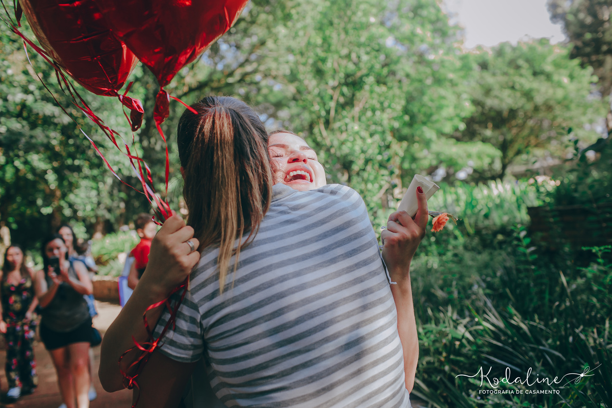 Pedido de noivado surpresa no Parque Ibirapuera em São Paulo. Noivado Surpresa. Save The Date. Noivos emocionados. Pedido de Casamento Lindo. Noiva 2019